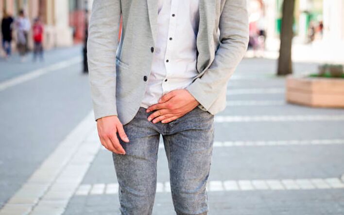 Mężczyzna martwi się nieprzyjemnymi objawami zapalenia gruczołu krokowego