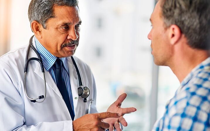 Mężczyzna z zapaleniem prostaty u urologa