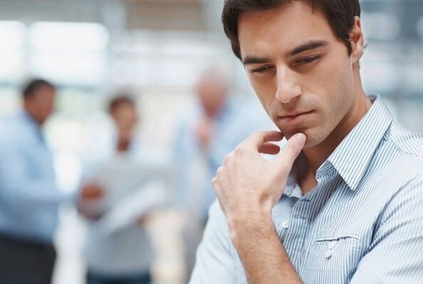 mężczyzna myśli o leczeniu bakteryjnego zapalenia gruczołu krokowego