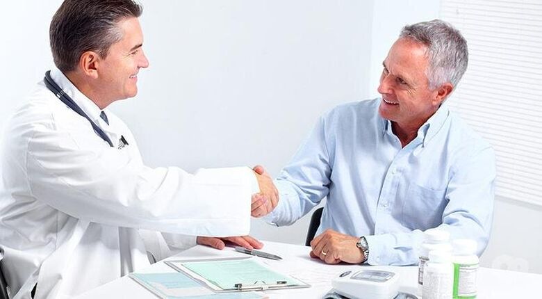 Urolog przepisuje mężczyźnie skuteczny przebieg leczenia zapalenia gruczołu krokowego