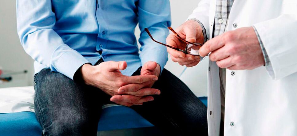 Mężczyzna z objawami zapalenia gruczołu krokowego powinien skonsultować się z urologiem w celu leczenia. 